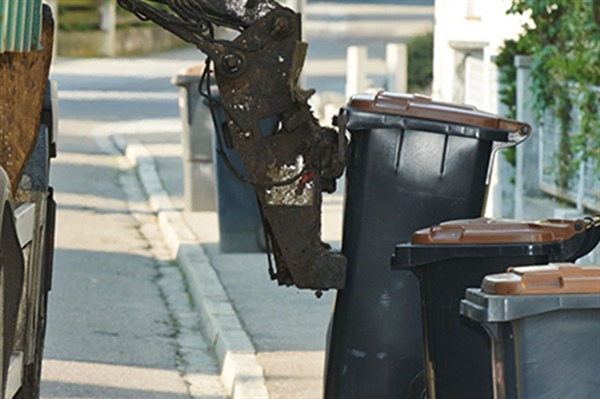 How do residents set up garbage collection in Charles City?